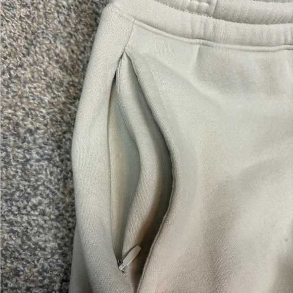 Hollister mid thigh tan‎ loose shorts - Picture 6 of 6